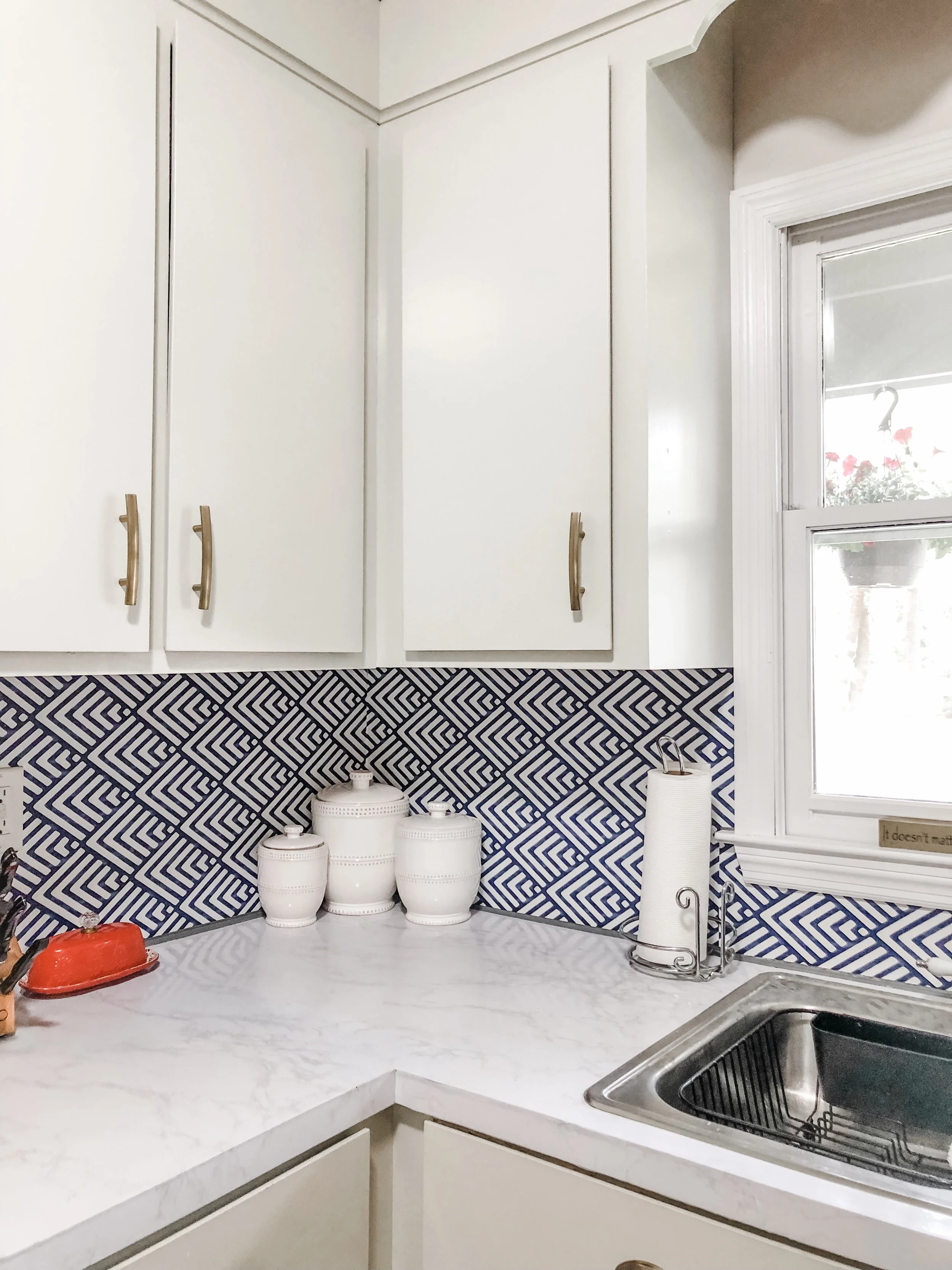Wallpaper backsplash for online kitchen